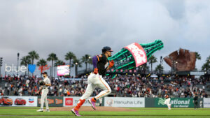 Diamondbacks drop 3rd straight game, Giants taking advantage of postseason opportunity