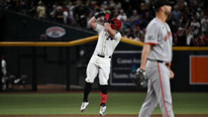 Diamondbacks strike 1st in vital Giants series behind 6-run 6th