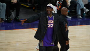 Former Sun Amar'e Stoudemire shoots ceremonial free throw before 2025-26 season-opening win