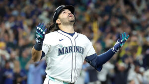 Eugenio Suarez's grand slam in 8th gives Mariners 3-2 lead over Blue Jays in ALCS