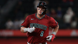 Diamondbacks bring back catcher James McCann on 1-year deal