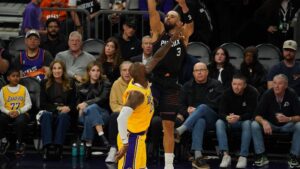 Suns cruise offensively to rout Lakers