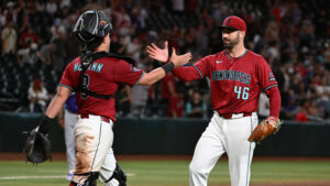 Diamondbacks bring back pitcher John Curtiss, infielder Ildemaro Vargas on minor league deals