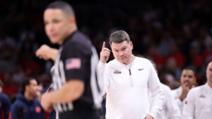 Arizona holds at No. 1, Michigan gains ground atop college basketball rankings