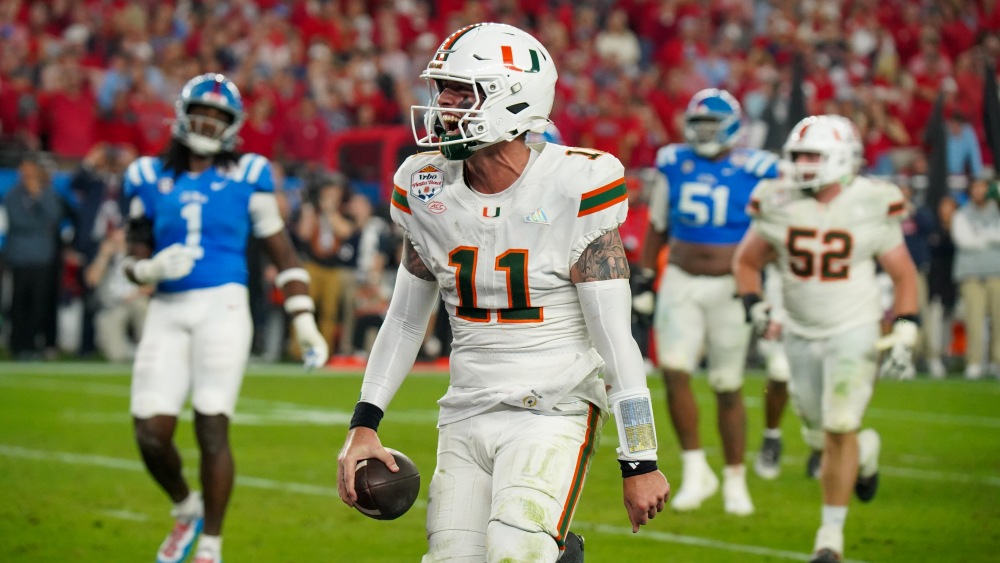 Miami QB Carson Beck scores game-winning touchdown in Fiesta Bowl...