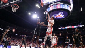 No. 1 Arizona dominates in the paint, pulls away in 2nd half to beat Cincinnati