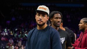 Devin Booker leaves game in 1st half against Spurs with right hip soreness