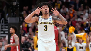 Michigan's Elliot Cadeau receives medical attention ahead of Arizona matchup in Final Four