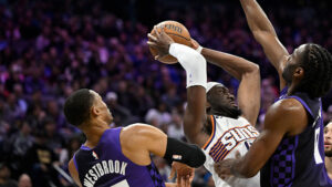 Suns' center conundrum reaches critical levels in win vs. Kings