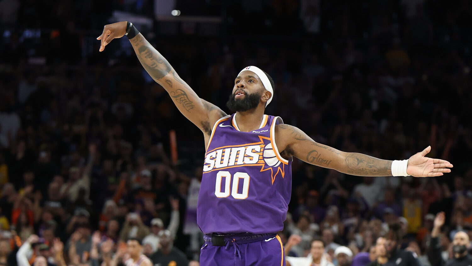 royce o'neale suns bucks buzzer beater 3...