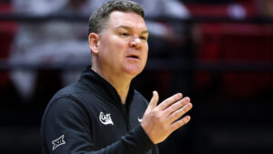 How Tommy Lloyd chose to win with freshmen in an era defined by the transfer portal