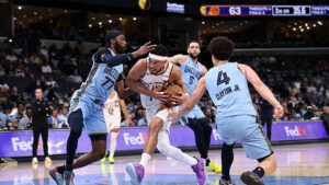 Suns sleepwalk defensively, do enough to beat Grizzlies