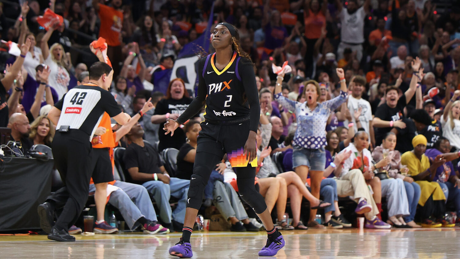 Kahleah Copper has re-signed with the Phoenix Mercury, the team announced on Sunday....