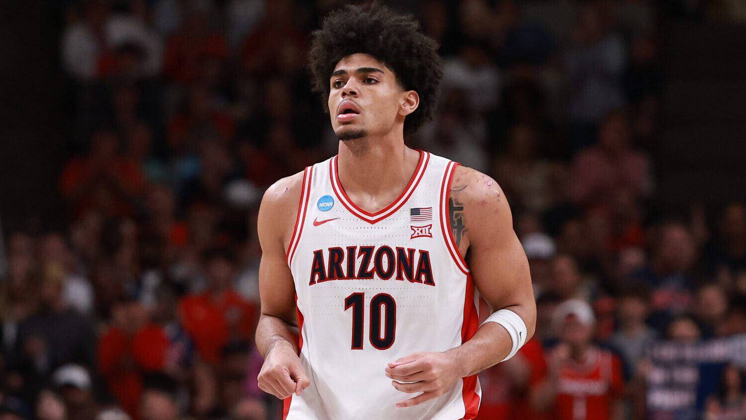 SAN JOSE, CALIFORNIA - MARCH 28: Koa Peat #10 of the Arizona Wildcats looks on during the second ha...
