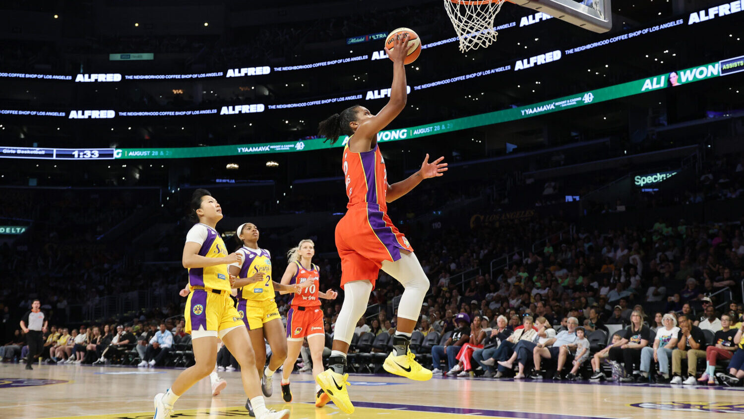 LOS ANGELES, CALIFORNIA - JULY 22: Alyssa Thomas #25 of the Phoenix Mercury drives to the basket du...