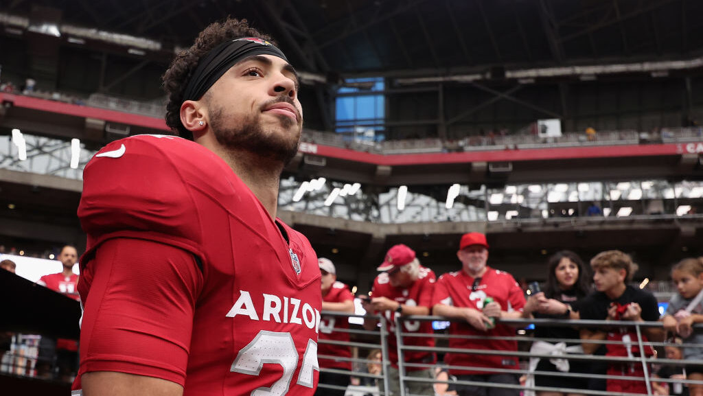 GLENDALE, ARIZONA - SEPTEMBER 15: Safety Joey Blount #32 of the Arizona Cardinals runs onto the fie...