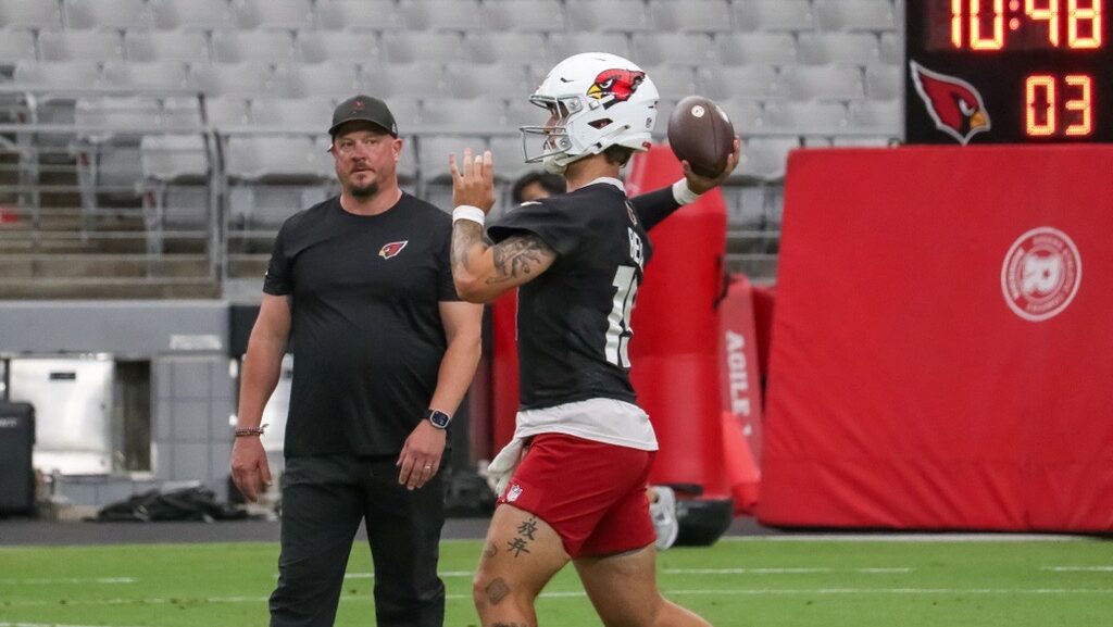 Cardinals' Carson Beck...