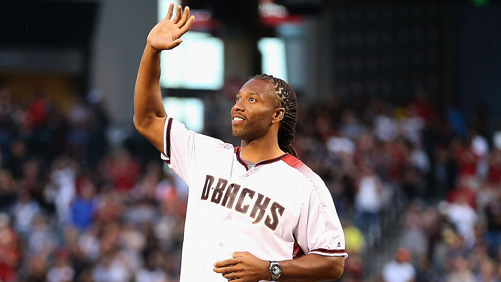 Larry Fitzgerald throws out first pitch at Diamondbacks game...
